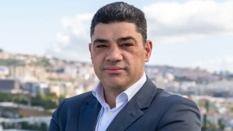 Um Leão contorcionista